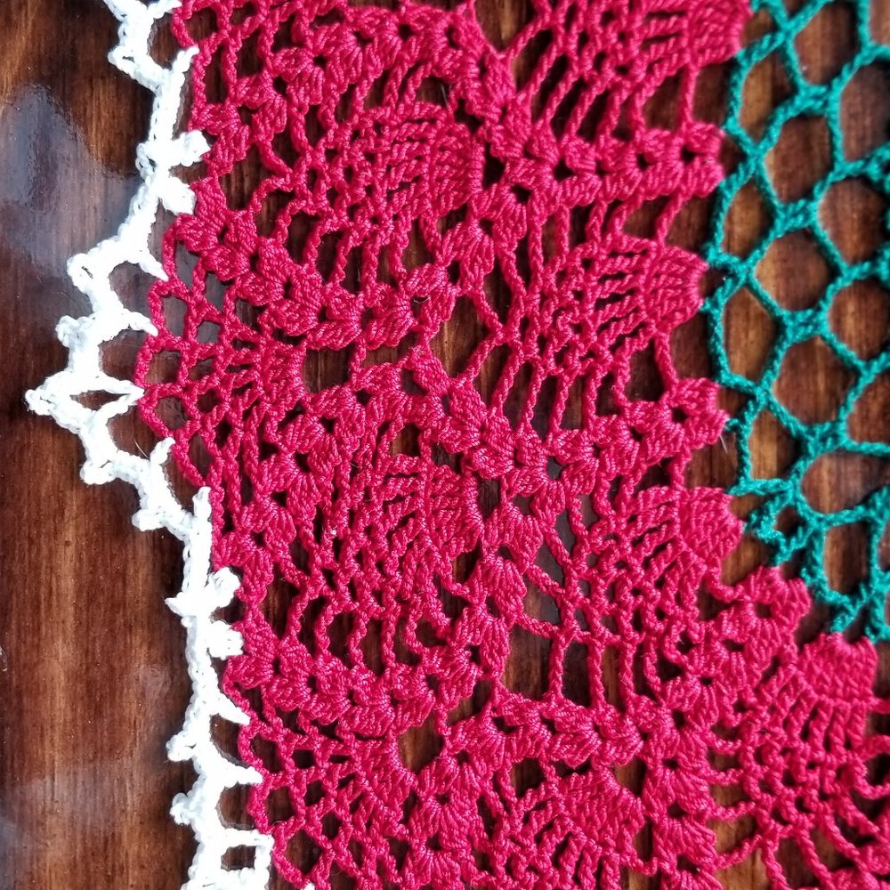 Vintage Style New Hand Crafted Pineapple Doily, Christmas colors  25 1/2" x 15" - Picture 6 of 6